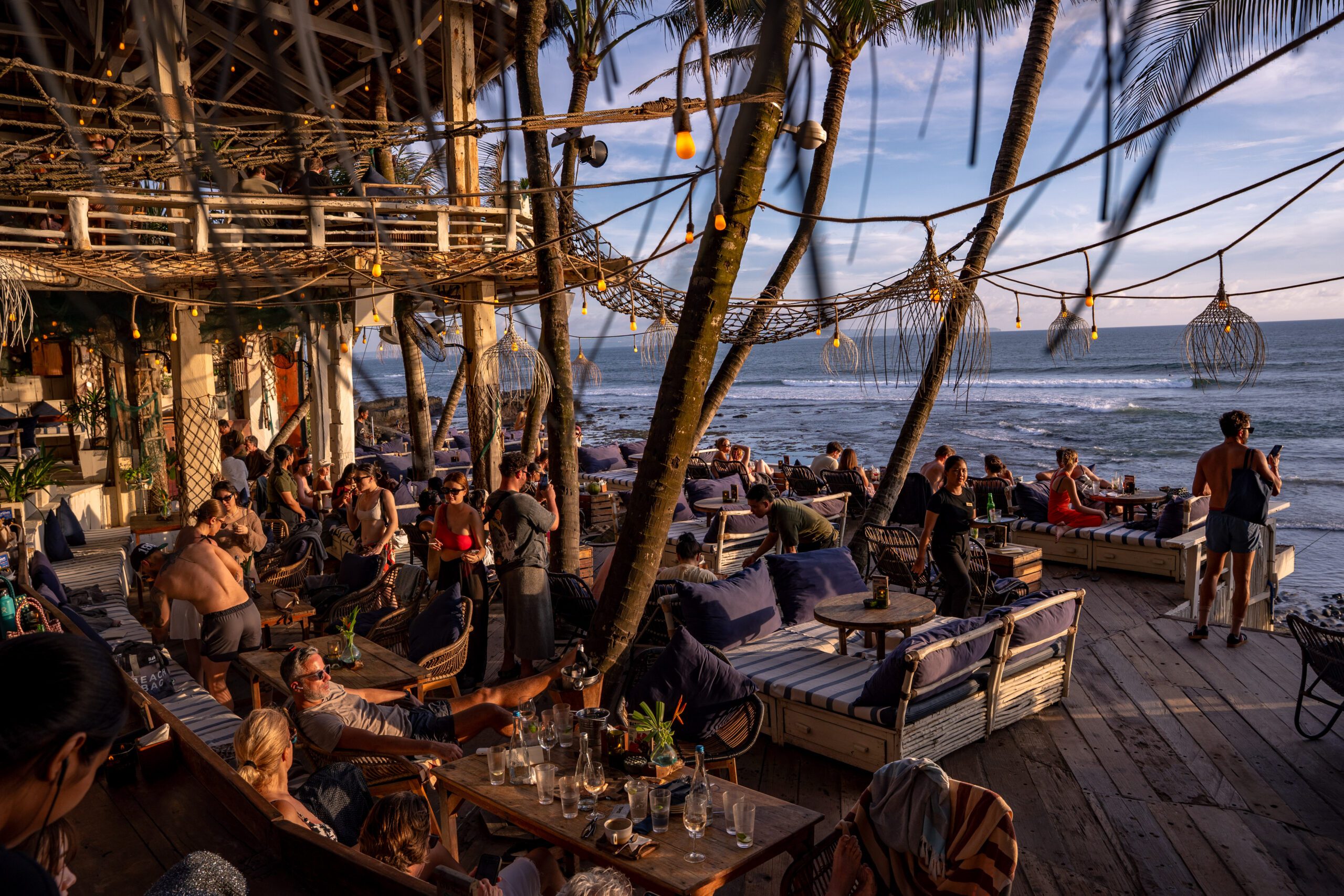La Brisa Beach Club Canggu estetika kayu apung dan sunset